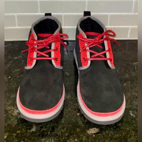 UGG MEN-Neumel boots size 10, (Black, Red, and Gray) - Picture 4 of 5